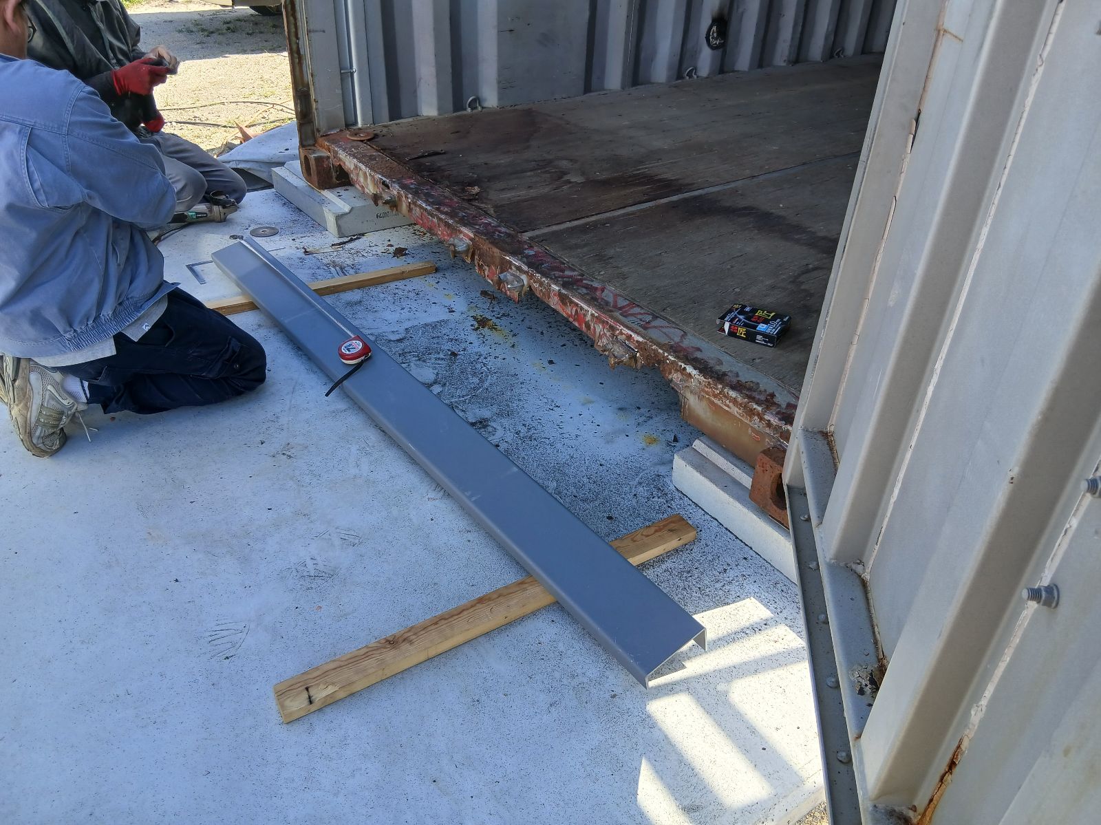 東郷町｜愛知中部水道企業団指定工事店協同組合様｜敷地内コンテナ塗装工事